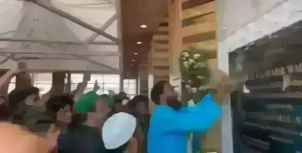 दरगाह में शिलापट्टी पर लगे राष्ट्रीय चिह्न को तोड़ा, उमर अब्दुल्ला और महबूबा मुफ्ती ने दिया ये बयान