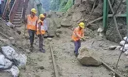 मनसा देवी पहाड़ी से गिरे मलबे के चलते हरिद्वार-देहरादून रेल मार्ग अवरुद्ध, कई ट्रेनें निरस्त