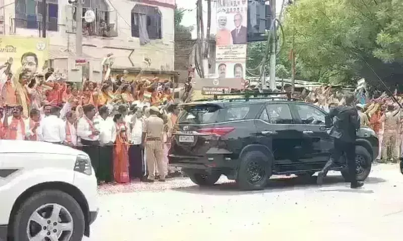 काशीवासियों ने अपने सांसद नरेन्द्र मोदी का किया गर्मजोशी से स्वागत , काफिले पर की गुलाब पंखुड़ियों की वर्षा