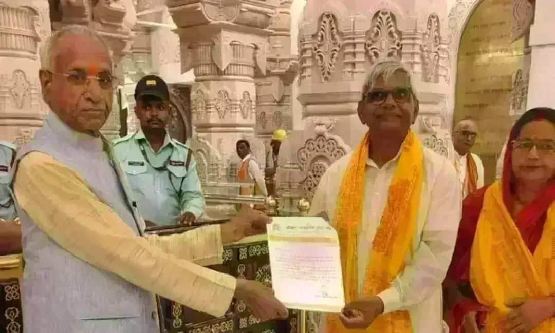 श्रीराम मंदिर ट्रस्ट के नए नामित सदस्य कृष्णमोहन को महासचिव चम्पत राय ने सौंपा मनाेनयन पत्र