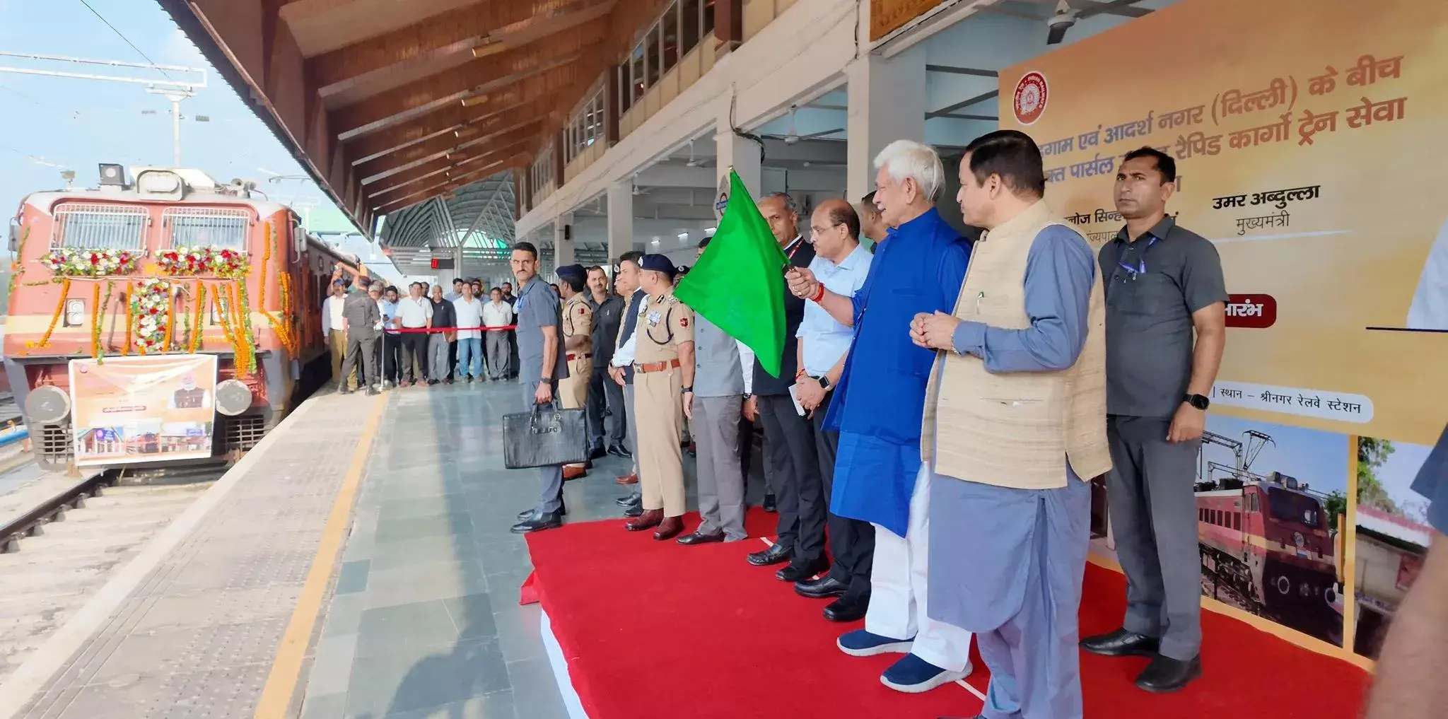 कश्मीर से दिल्ली के लिए पहली पार्सल कार्गो ट्रेन रवाना, उपराज्यपाल ने दिखाई हरी झंडी