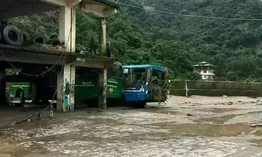 हिमाचल प्रदेश में भारी बारिश, मंडी में तीन की मौत, दो लापता, शिमला में पेड़ गिरे, वाहन क्षतिग्रस्त हिमाचल प्रदेश में भारी बारिश, मंडी में तीन की मौत, दो लापता, शिमला में पेड़ गिरे, वाहन क्षतिग्रस्त