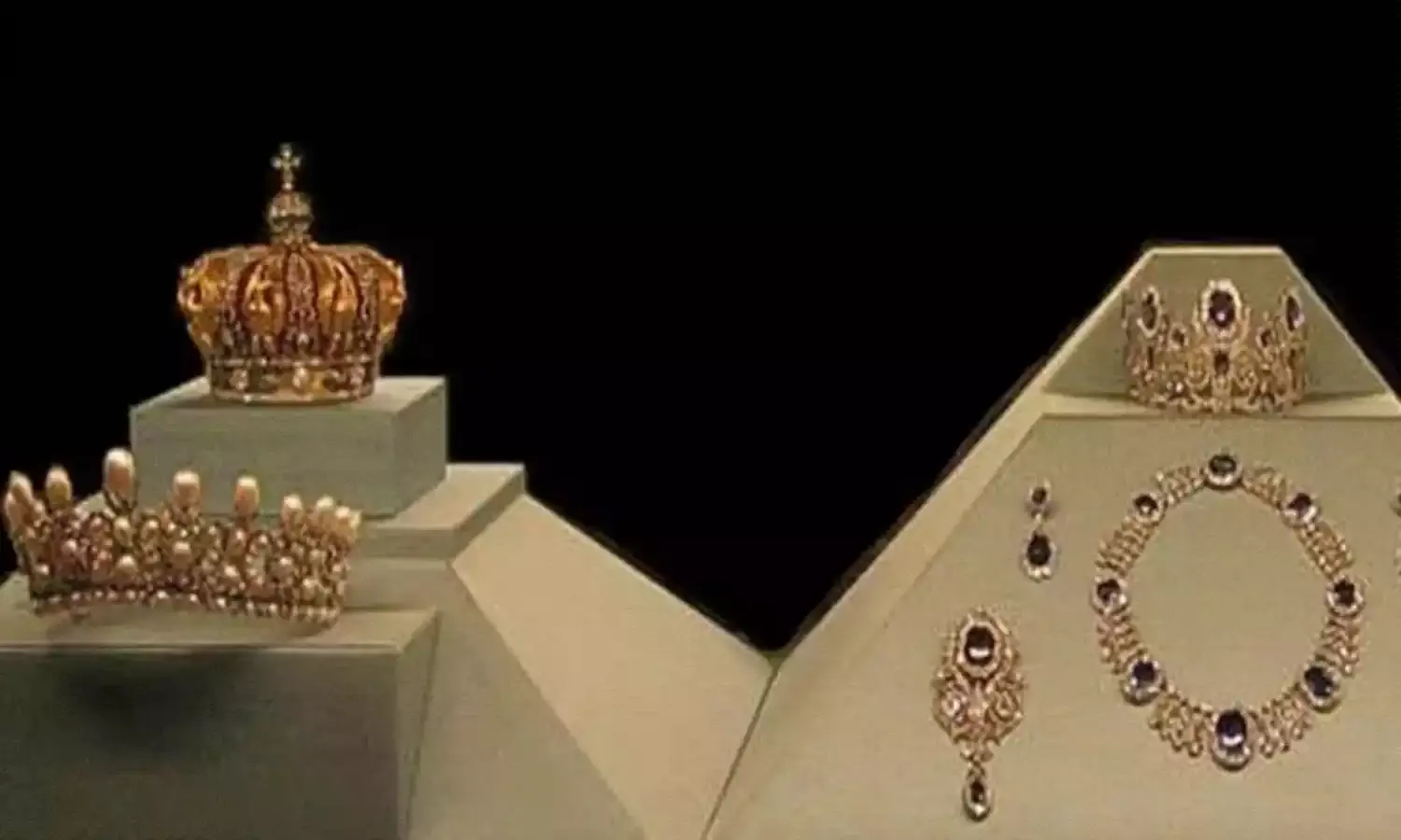 पेरिस के लूव्र म्यूजियम से नेपोलियन के 9 बेशकीमती गहने चोरी