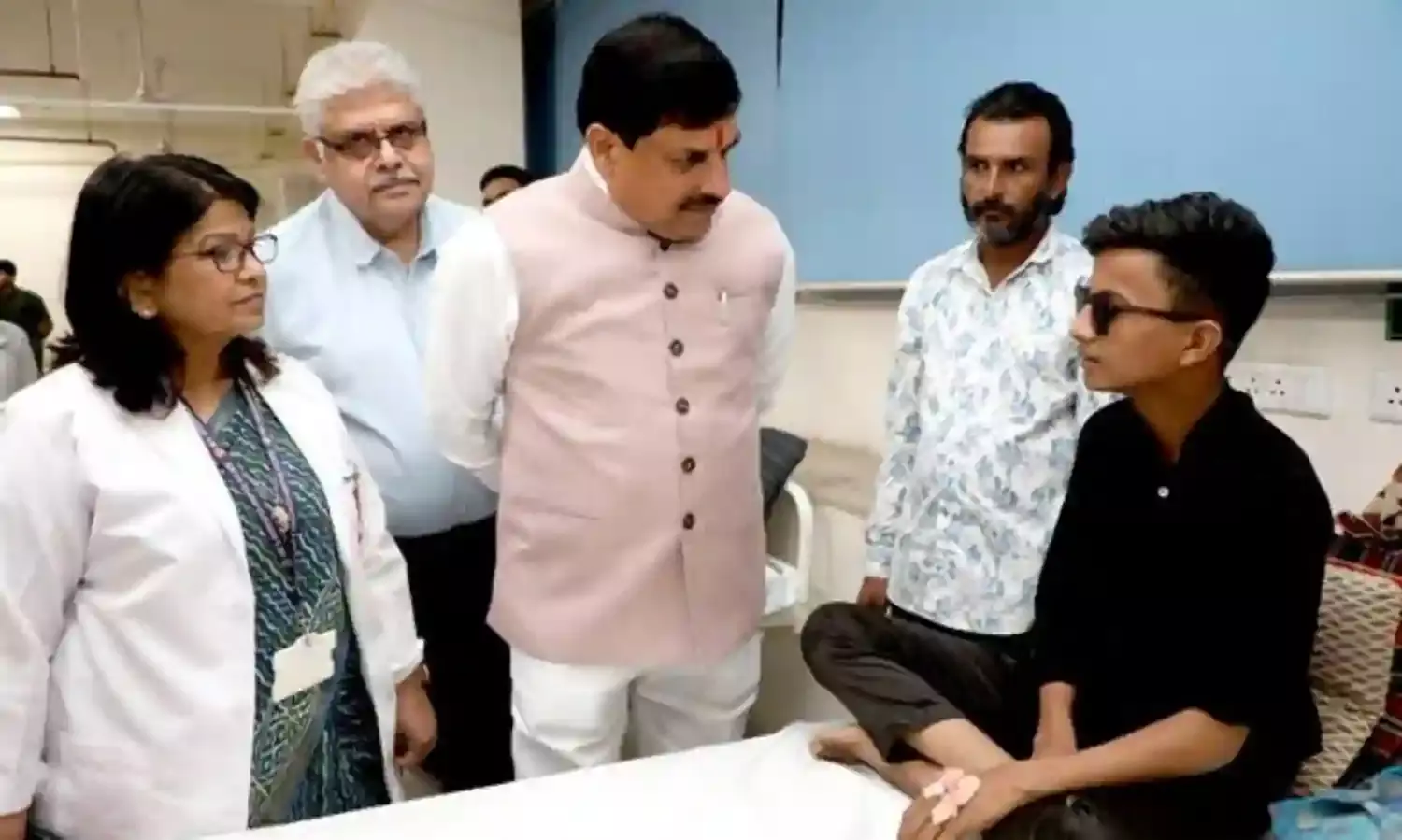 भोपाल: कार्बाइड गन पीड़ितों का सीएम मोहन यादव ने जाना हाल, बेहतर इलाज के दिए निर्देश