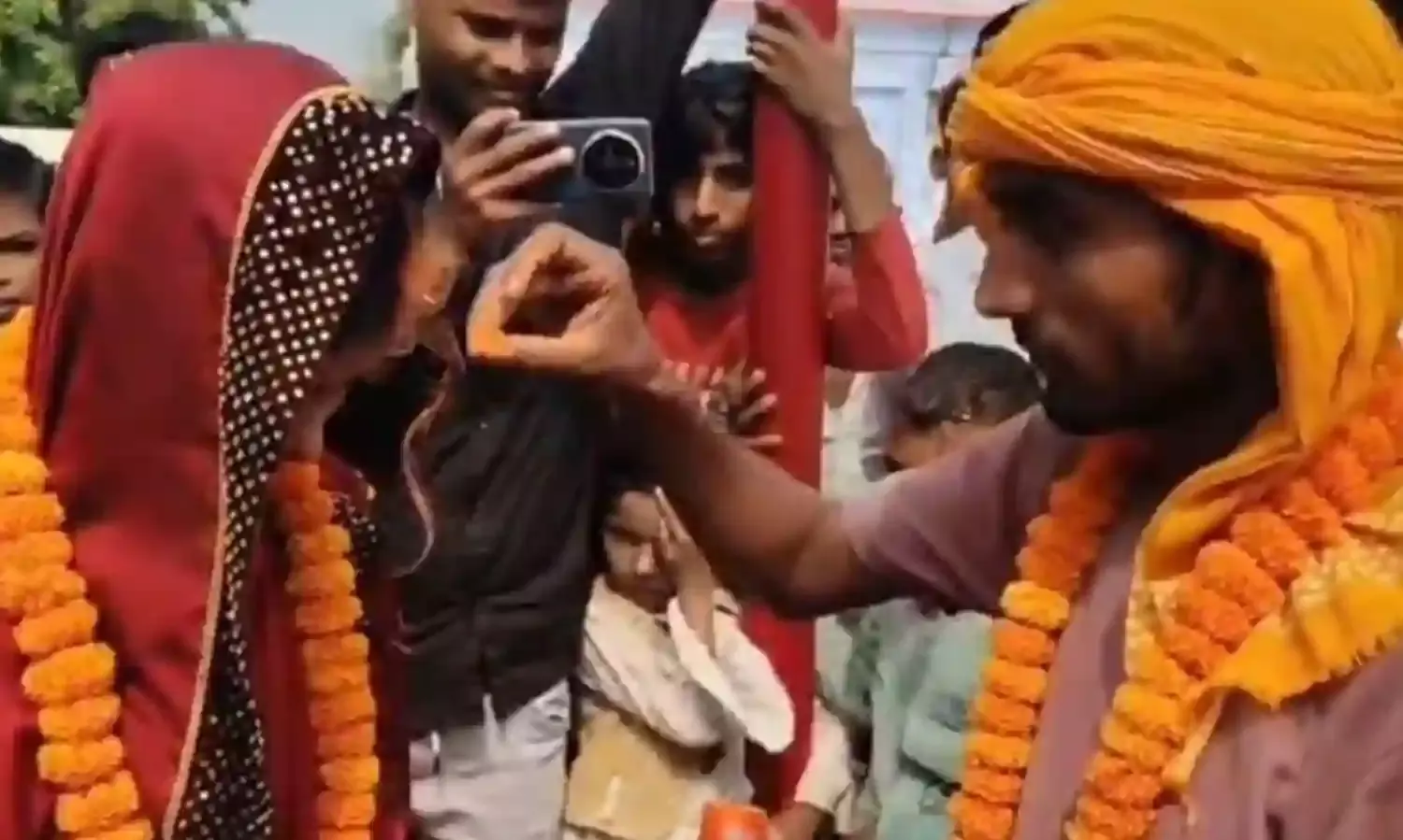 रेहाना ने सनातन परंपरानुसार लिए सात फेरे, सुरक्षा के लिए पुलिस तैनात रेहाना ने सनातन परंपरानुसार लिए सात फेरे, सुरक्षा के लिए पुलिस तैनात