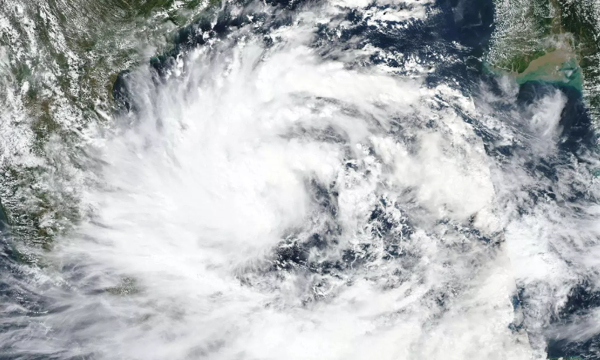 साइक्लोन ‘मोंथा’: आंध्र, तमिलनाडु और ओडिशा में अलर्ट, ट्रेनें और स्कूल बंद