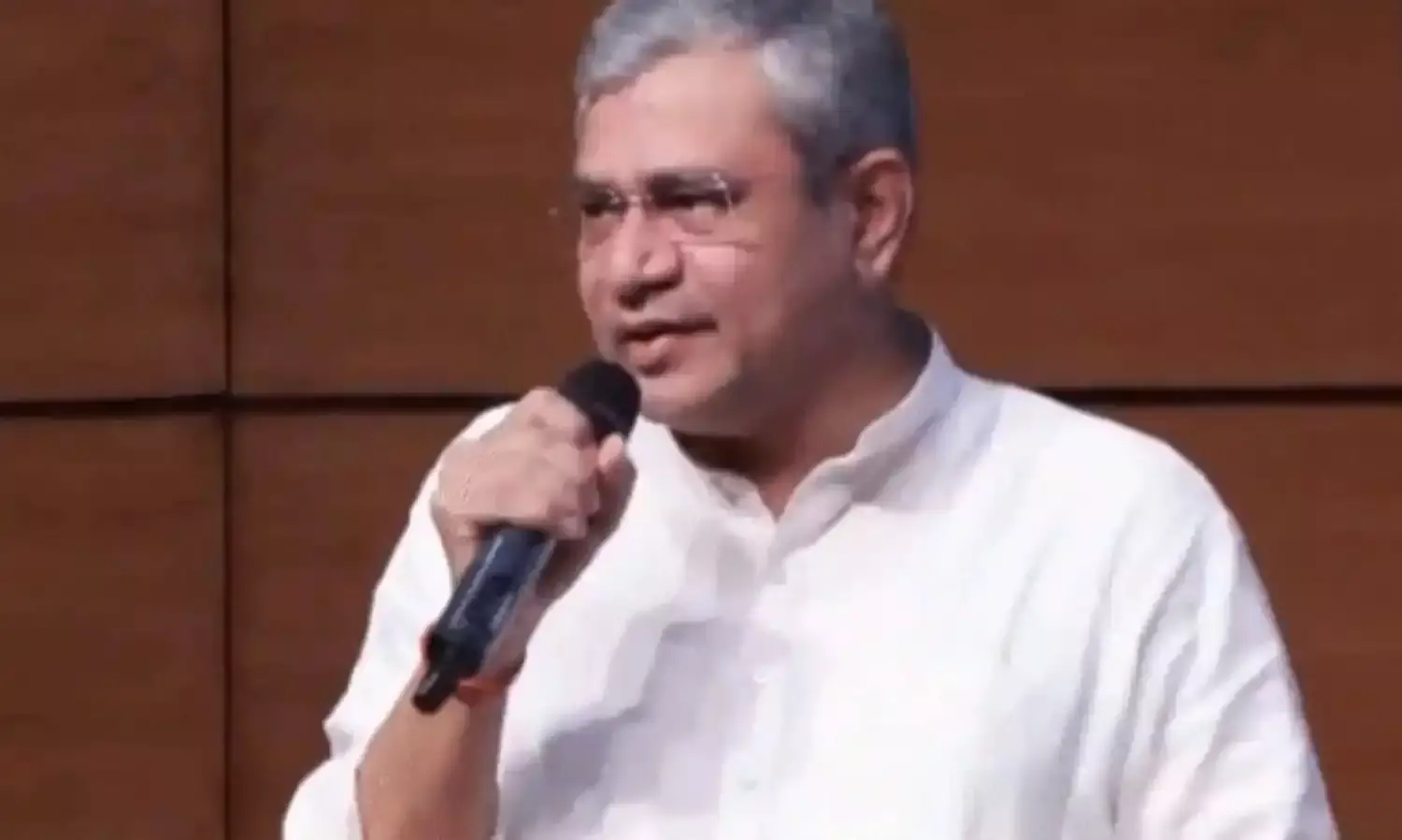 केंद्र सरकार ने दी 8वें वेतन आयोग को मंजूरी, 1 जनवरी 2026 से लागू हो सकती हैं सिफारिशें!