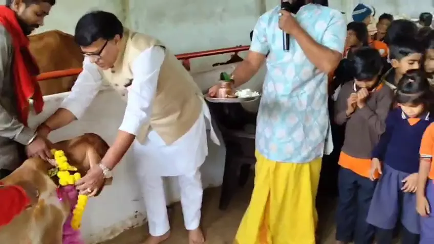 भक्ति और सेवा का संगम: आँगन विद्यापीठ में गोपाष्टमी पर गूंजे ‘गौ माता के जयकारे