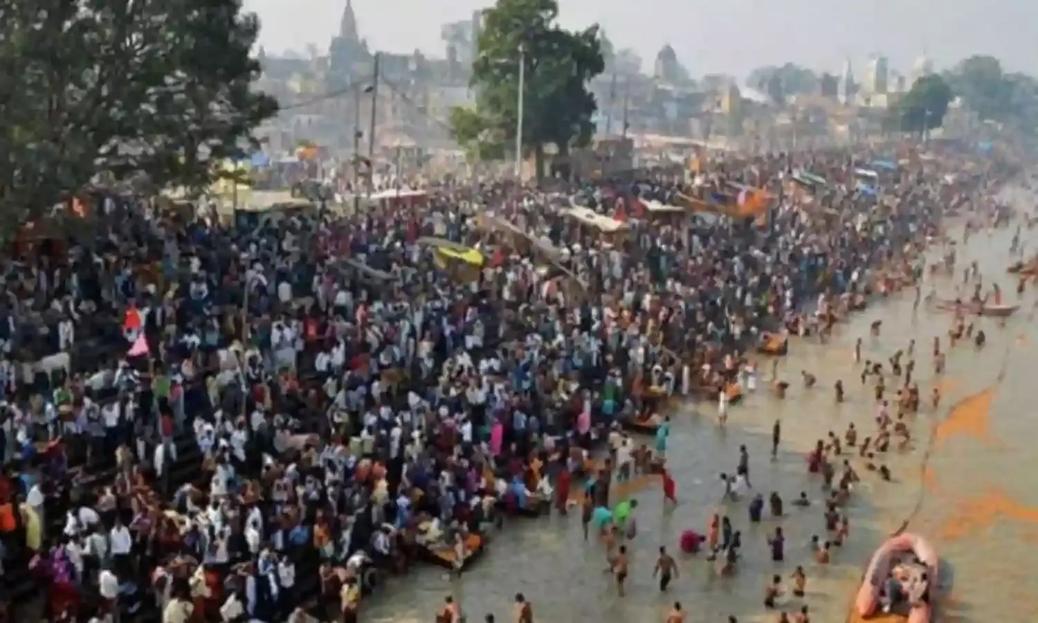 जय श्रीराम के नारों से गूंजी रामनगरी अयोध्या, बूंदाबांदी में उमड़ा आस्था का सैलाब