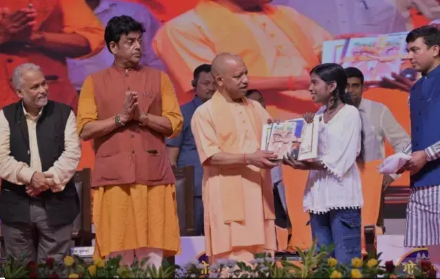 स्मार्टफोन की जगह अच्छी पुस्तकों में करें समय का निवेश-सीएम योगी