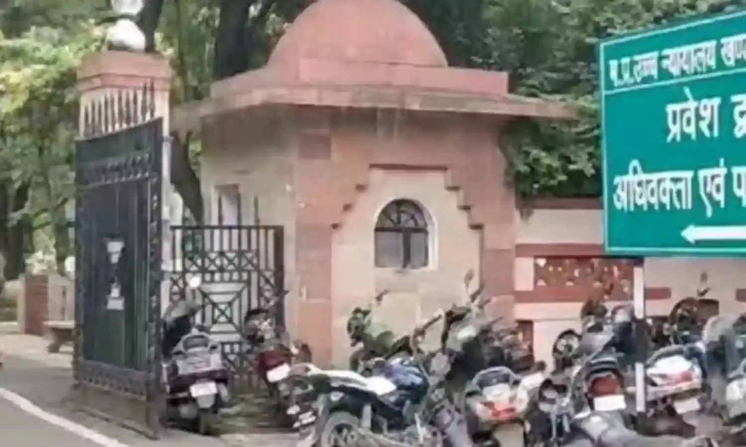 डॉक्टर ने आंख के ऑपरेशन में छोड़े लैंस के टुकड़े, अब मरीज को देने होंगे 1 लाख रु