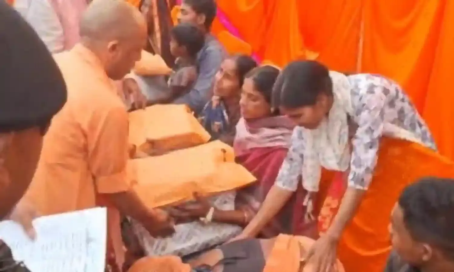 बहराइच नाव हादसा: सीएम योगी ने पीड़ित परिवारों को दी राहत, बोले- सरकार हर कदम पर उनके साथ