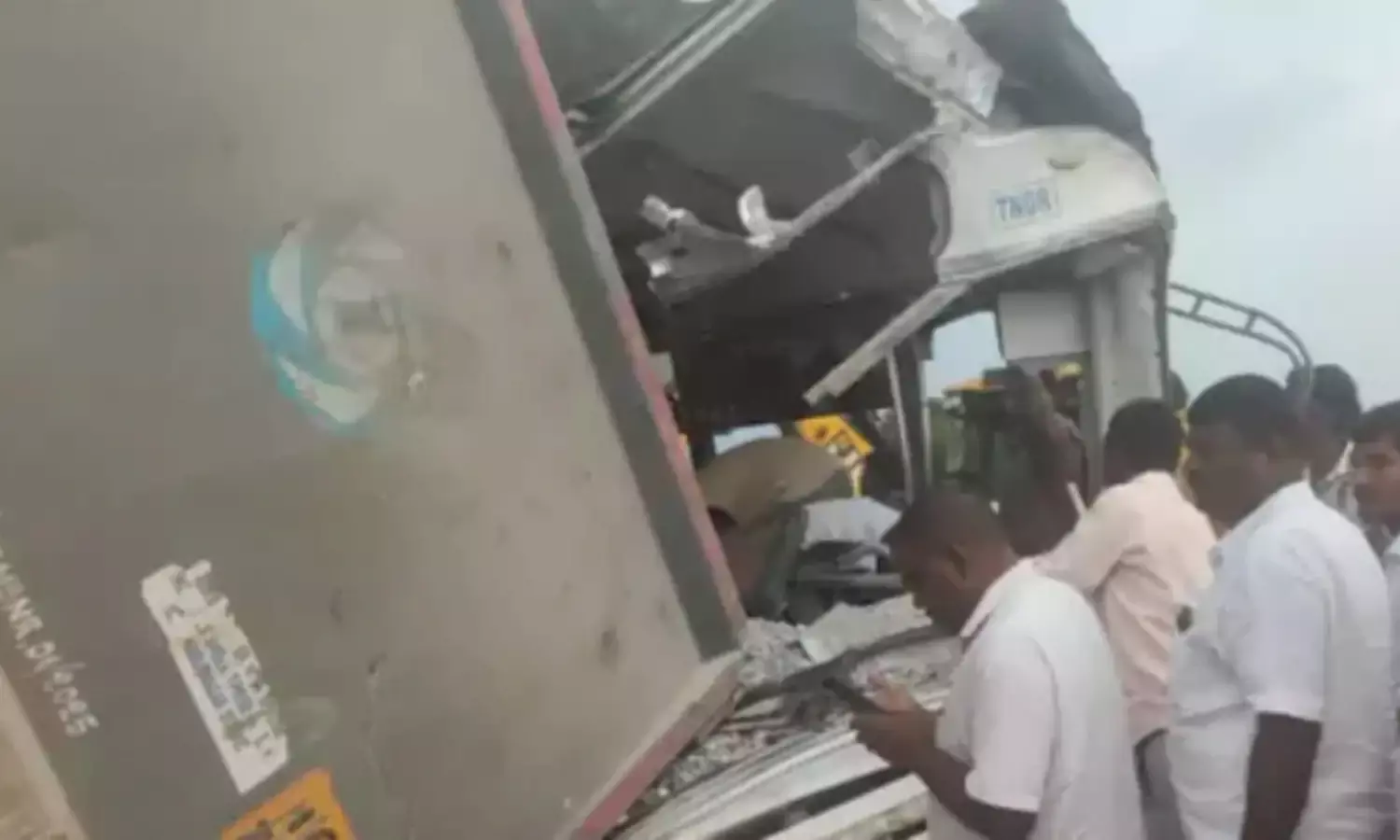 तेलंगाना के रंगारेड्डी में बस-ट्रक टक्कर, 19 की मौत