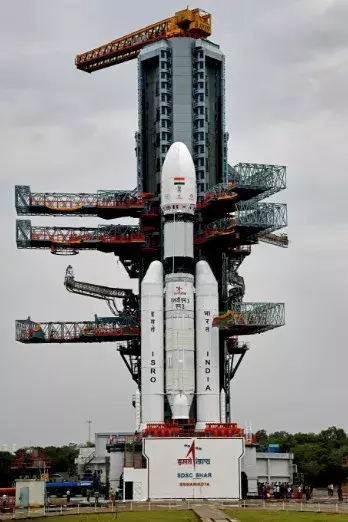 इसरो ने बाहुबली रॉकेट लॉन्च किया, नौसेना की तीसरी आंख बनेगा
