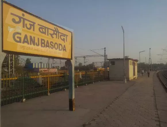 इंसानियत शर्माशार: पौने दो घंटे तक प्लेटफॉर्म पर ही पड़ा रहा युवक का शव इंसानियत शर्माशार: पौने दो घंटे तक प्लेटफॉर्म पर ही पड़ा रहा युवक का शव