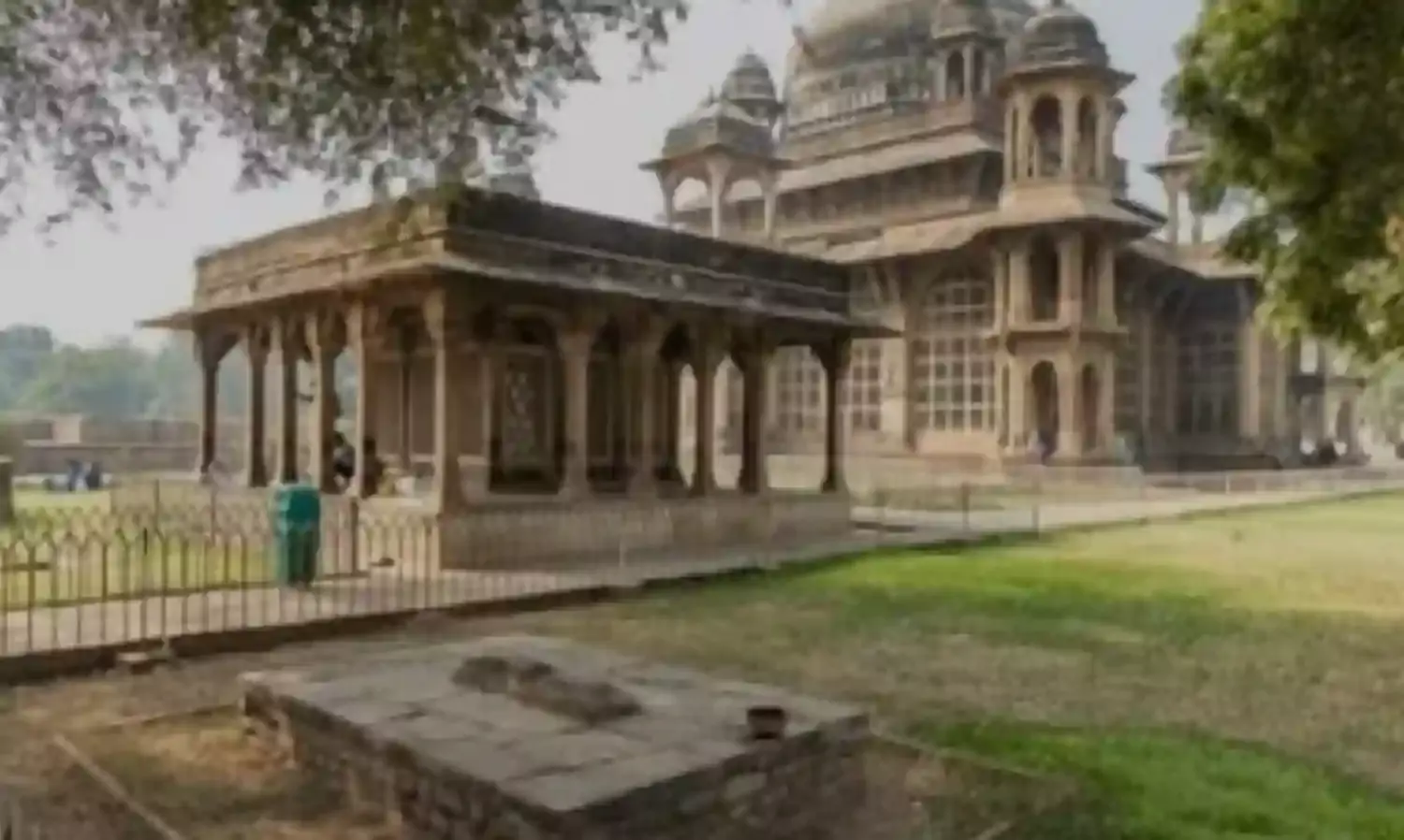 तानसेन समाधि पर फिर दिखावटी सफाई अभियान