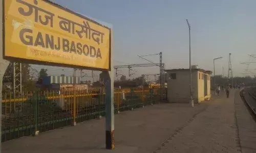 इंसानियत शर्माशार: पौने दो घंटे तक प्लेटफॉर्म पर ही पड़ा रहा युवक का शव इंसानियत शर्माशार: पौने दो घंटे तक प्लेटफॉर्म पर ही पड़ा रहा युवक का शव