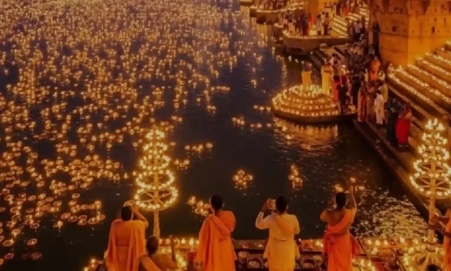 देव दीपावली: काशी में मां गंगा की गोद से झिलमिलाई आस्था देव दीपावली: काशी में मां गंगा की गोद से झिलमिलाई आस्था