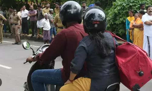 राजधानी में आज से वाहन चालक और पीछे बैठे व्यक्ति के लिए हेलमेट जरुरी राजधानी में आज से वाहन चालक और पीछे बैठे व्यक्ति के लिए हेलमेट जरुरी