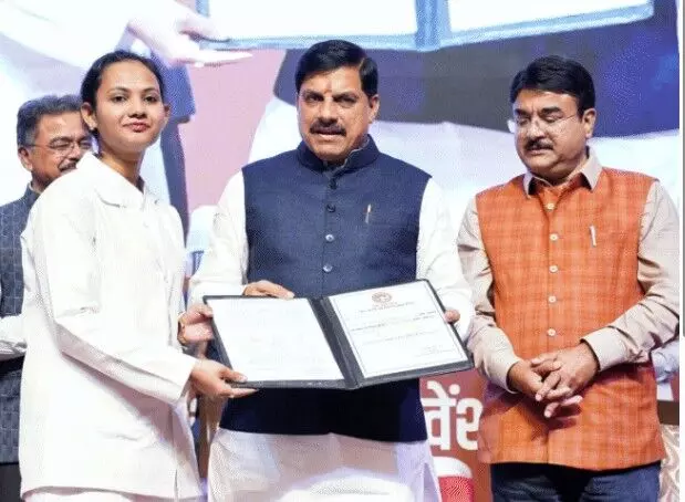 कर्मचारियों के एक लाख पद भरेगी सरकारः सीएम कर्मचारियों के एक लाख पद भरेगी सरकारः सीएम