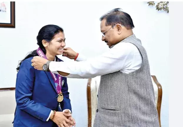 वर्ल्ड कप विजेता महिला क्रिकेट टीम की फिजियोथेरेपिस्ट आकांक्षा ने सीएम से की मुलाकात वर्ल्ड कप विजेता महिला क्रिकेट टीम की फिजियोथेरेपिस्ट आकांक्षा ने सीएम से की मुलाकात