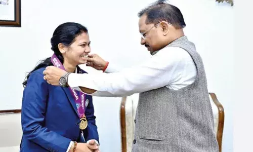 वर्ल्ड कप विजेता महिला क्रिकेट टीम की फिजियोथेरेपिस्ट आकांक्षा ने सीएम से की मुलाकात