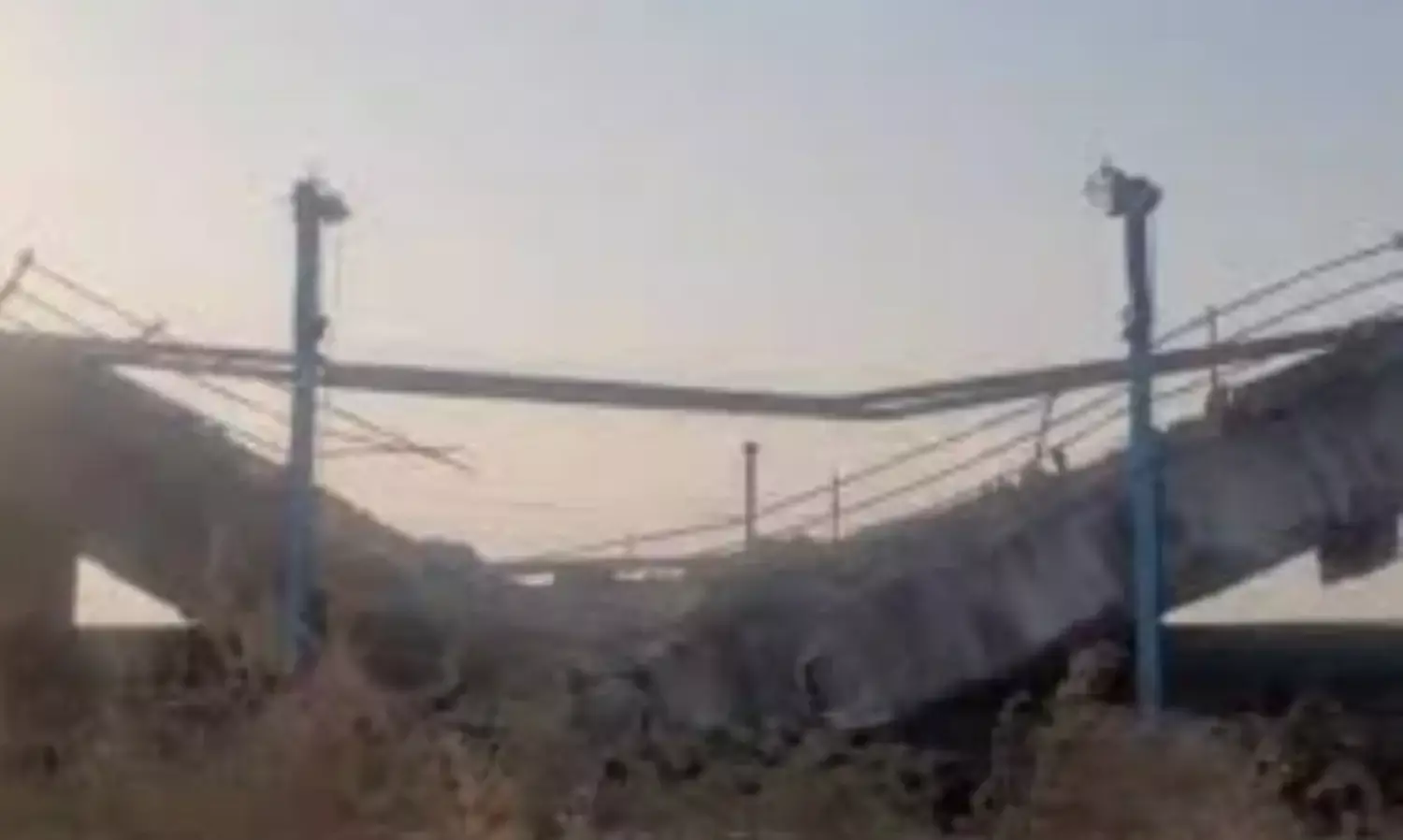 केरवा बांध के पुल का स्लैब टूटा, सुरक्षा के चलते आवाजाही पर लगी रोक