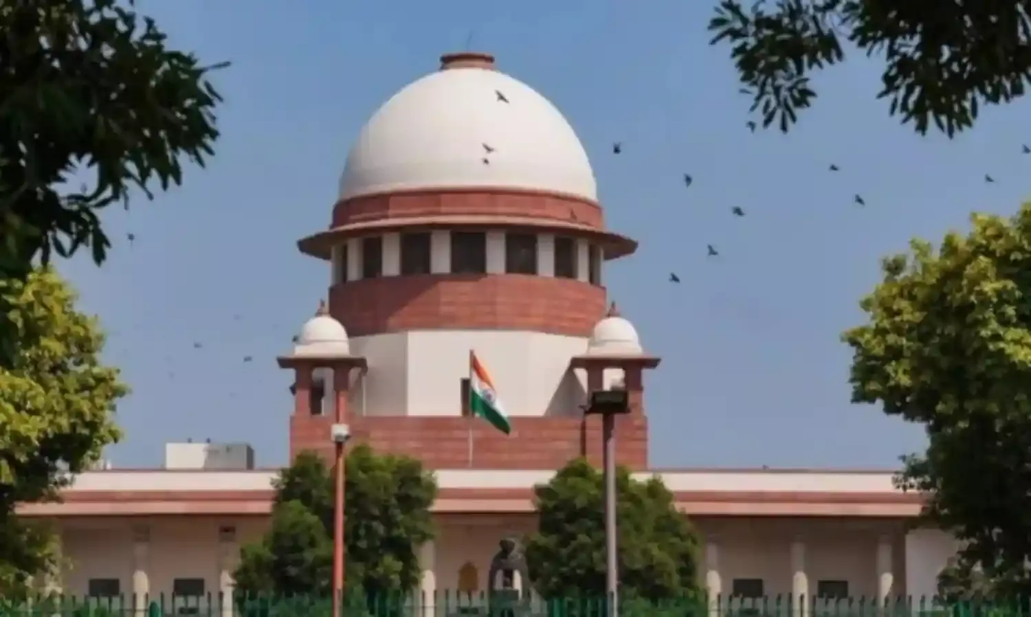 हिंदी बोलने को मजबूर करना और लुंगी का मजाक उड़ाना बर्दाश्त नहीं : सुप्रीम कोर्ट