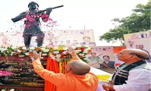 सीएम योगी और रक्षा मंत्री राजनाथ सिंह ने किया वीरांगना की प्रतिमा का अनावरण