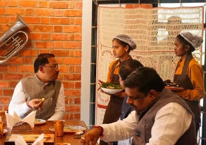 बम-बारूद से कहर ढाने वाले हाथों ने सीएम साय को परोसे गरमा गरम बड़े और कॉफी