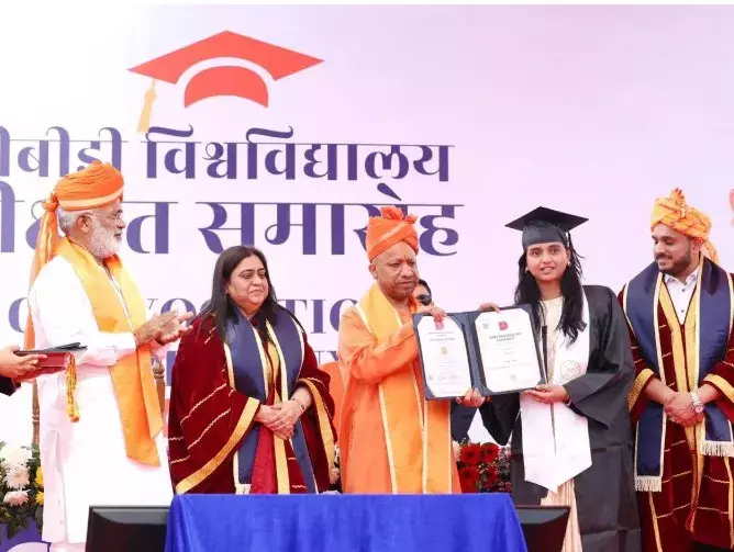 सीएम योगी आदित्यनाथ ने दीक्षांत समारोह में युवाओं को दिखाई सफलता की राह
