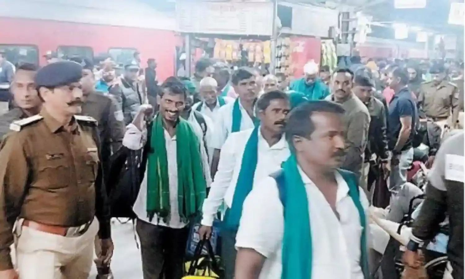 नर्मदापुरम स्टेशन पर बवाल: दिल्ली जा रहे 200 किसान ट्रेन से उतारे, प्लेटफॉर्म पर अर्धनग्न प्रदर्शन