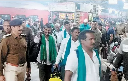 नर्मदापुरम स्टेशन पर बवाल: दिल्ली जा रहे 200 किसान ट्रेन से उतारे, प्लेटफॉर्म पर अर्धनग्न प्रदर्शन