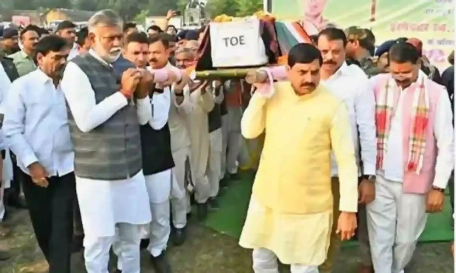 शहीद आशीष की अर्थी को सीएम ने दिया कांधा