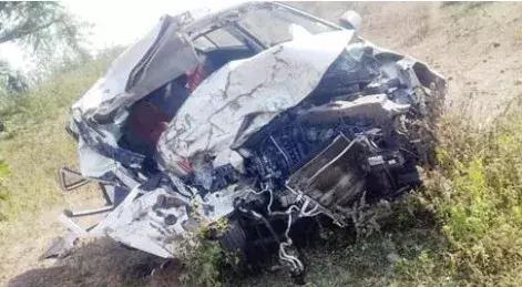 गुना में भीषण सड़क हादसा: तीन वेटनरी डॉक्टरों की मौत, चार गंभीर गुना में भीषण सड़क हादसा: तीन वेटनरी डॉक्टरों की मौत, चार गंभीर