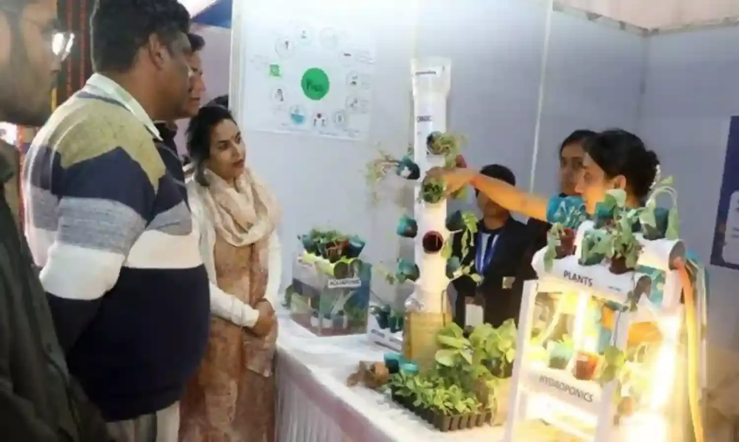 राष्ट्रीय बाल वैज्ञानिक प्रदर्शनी देखने उमड़ी भीड़