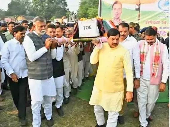 शहीद आशीष की अर्थी को सीएम ने दिया कांधा