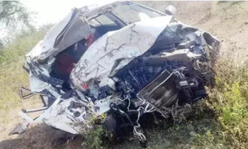 गुना में भीषण सड़क हादसा: तीन वेटनरी डॉक्टरों की मौत, चार गंभीर गुना में भीषण सड़क हादसा: तीन वेटनरी डॉक्टरों की मौत, चार गंभीर