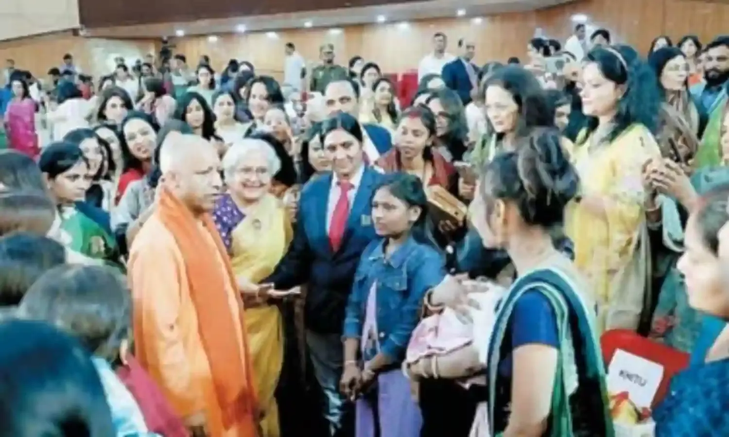 आधी आबादी बढ़ेगी तो समाज बढ़ेगा: सीएम योगी