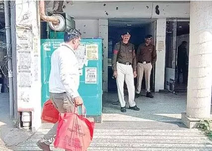 कारोबारी दिलीप गुप्ता के घर और कार्यालय पर EOW का छापा कारोबारी दिलीप गुप्ता के घर और कार्यालय पर EOW का छापा