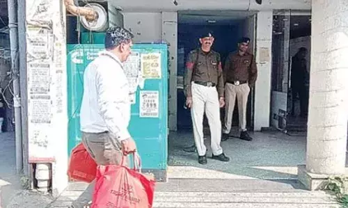 कारोबारी दिलीप गुप्ता के घर और कार्यालय पर EOW का छापा कारोबारी दिलीप गुप्ता के घर और कार्यालय पर EOW का छापा