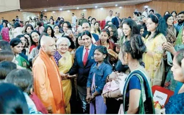 आधी आबादी बढ़ेगी तो समाज बढ़ेगा: सीएम योगी