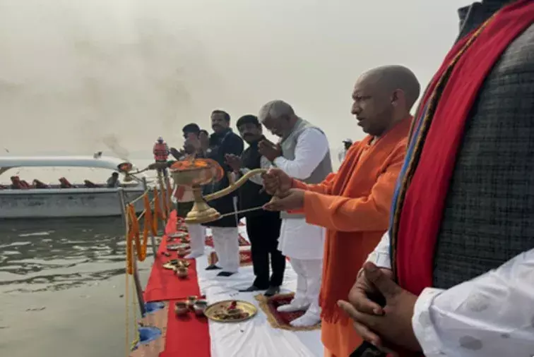 सीएम योगी ने किया मां गंगा का पूजन, बड़े हनुमान के चरणों में झुकाया शीश