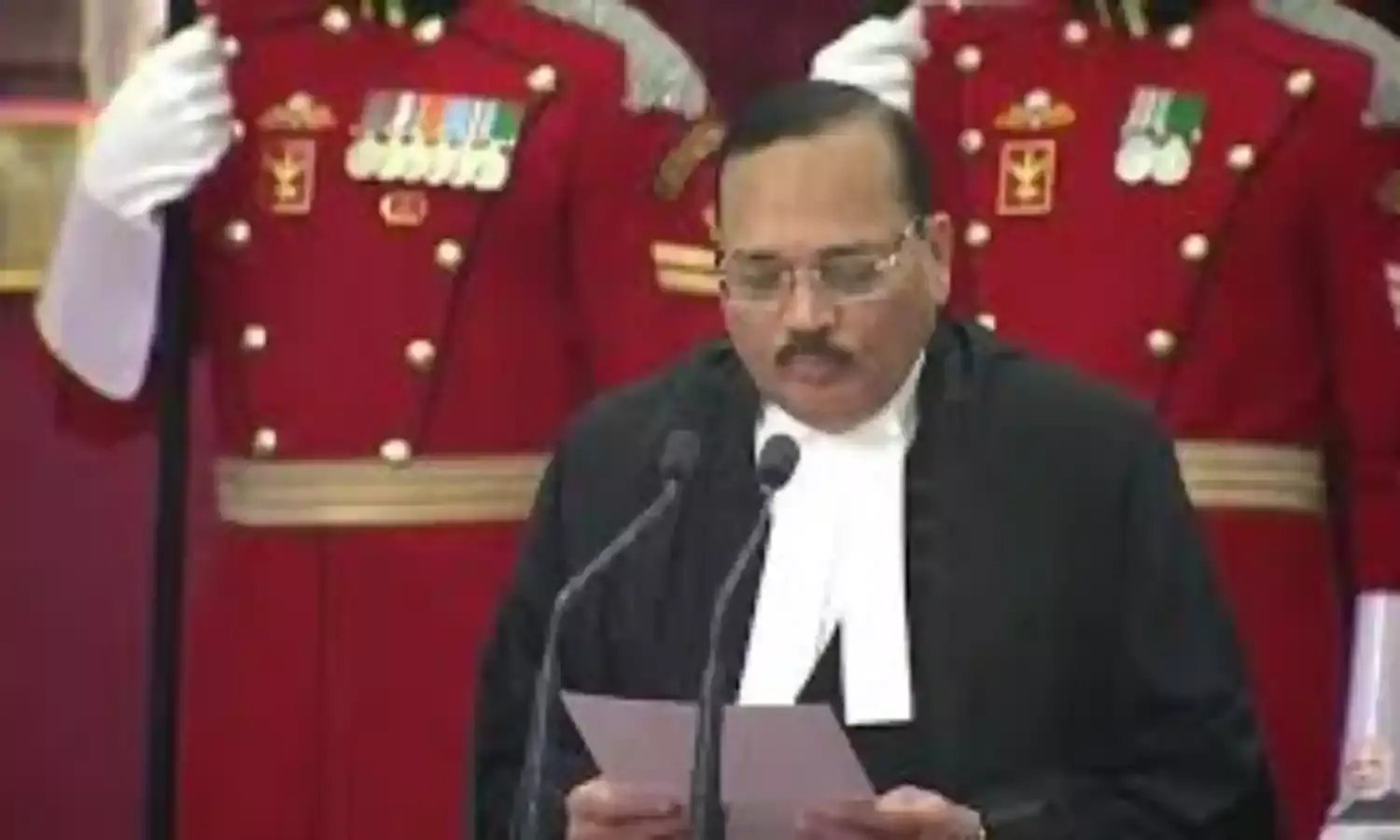 जस्टिस सूर्यकांत 53वें मुख्य न्यायाधीश बने, शपथ के बाद भाई-बहन के चरण छुए