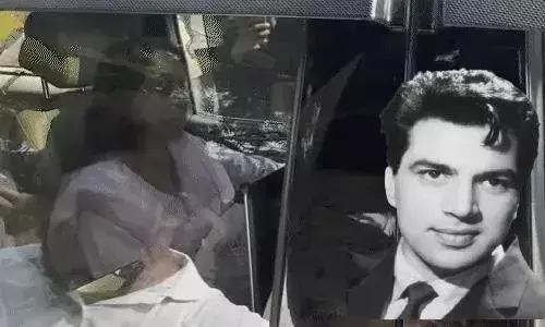 धर्मेंद्र का 89 साल की उम्र में निधन, मुंबई में अंतिम संस्कार, बॉलीवुड ने दी भावुक विदाई