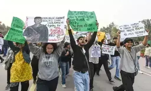 इंडिया गेट पर प्रदूषण विरोधी मार्च में हिड़मा के पोस्टर, 22 गिरफ्तार