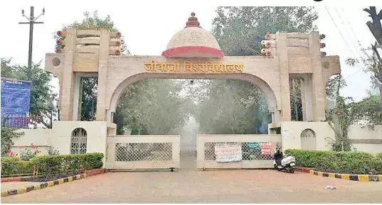 छात्रवृत्ति नहीं मिलने पर अधिकारियों के चक्कर लगा रहे विद्यार्थी