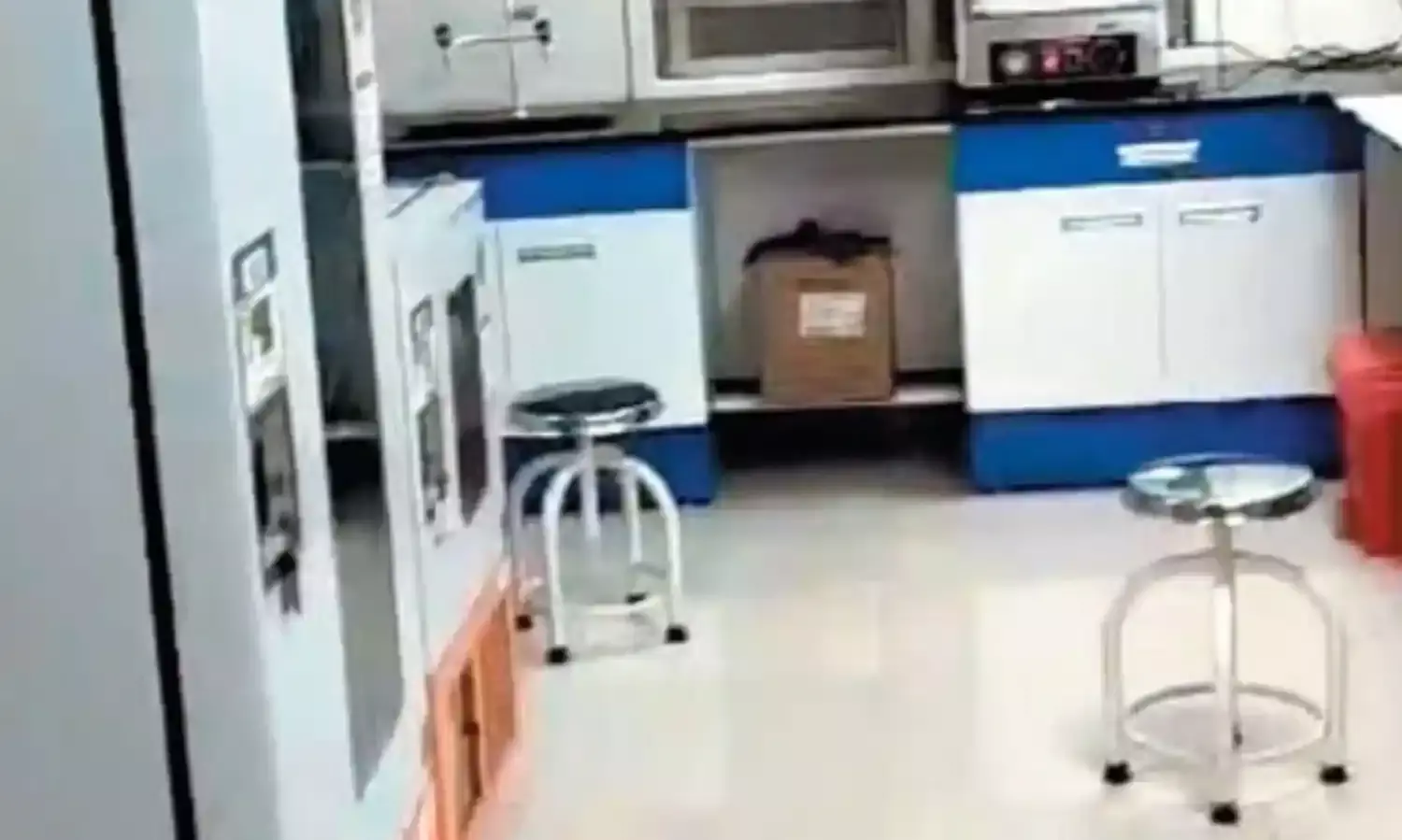 जान से खिलवाड़: 3 साल से बिना लाइसेंस के चल रहा ब्लड बैंक जान से खिलवाड़: 3 साल से बिना लाइसेंस के चल रहा ब्लड बैंक