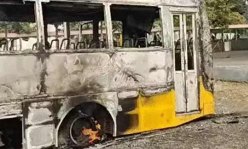 VIT यूनिवर्सिटी में दूसरे दिन भी आगजनी, पैरामिलिट्री फोर्स तैनात