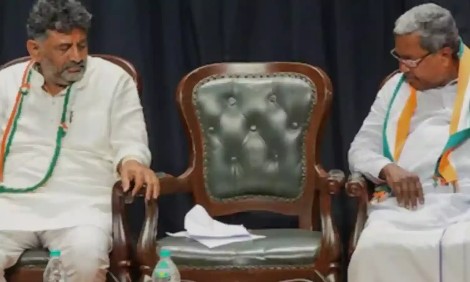 कर्नाटक में कुर्सी की लड़ाई से कांग्रेस की कमजोरी उजागर